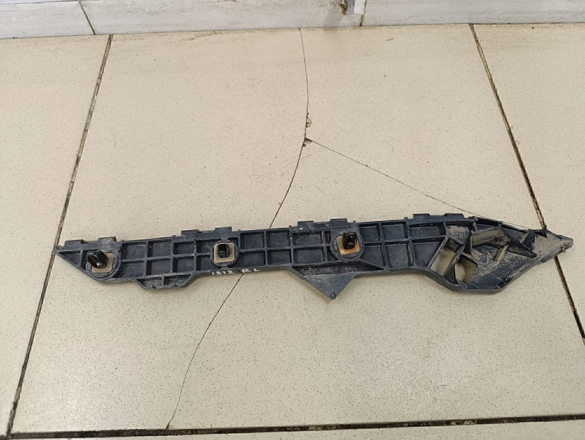 Направляющая заднего бампера левая Corolla E15 2006-2013