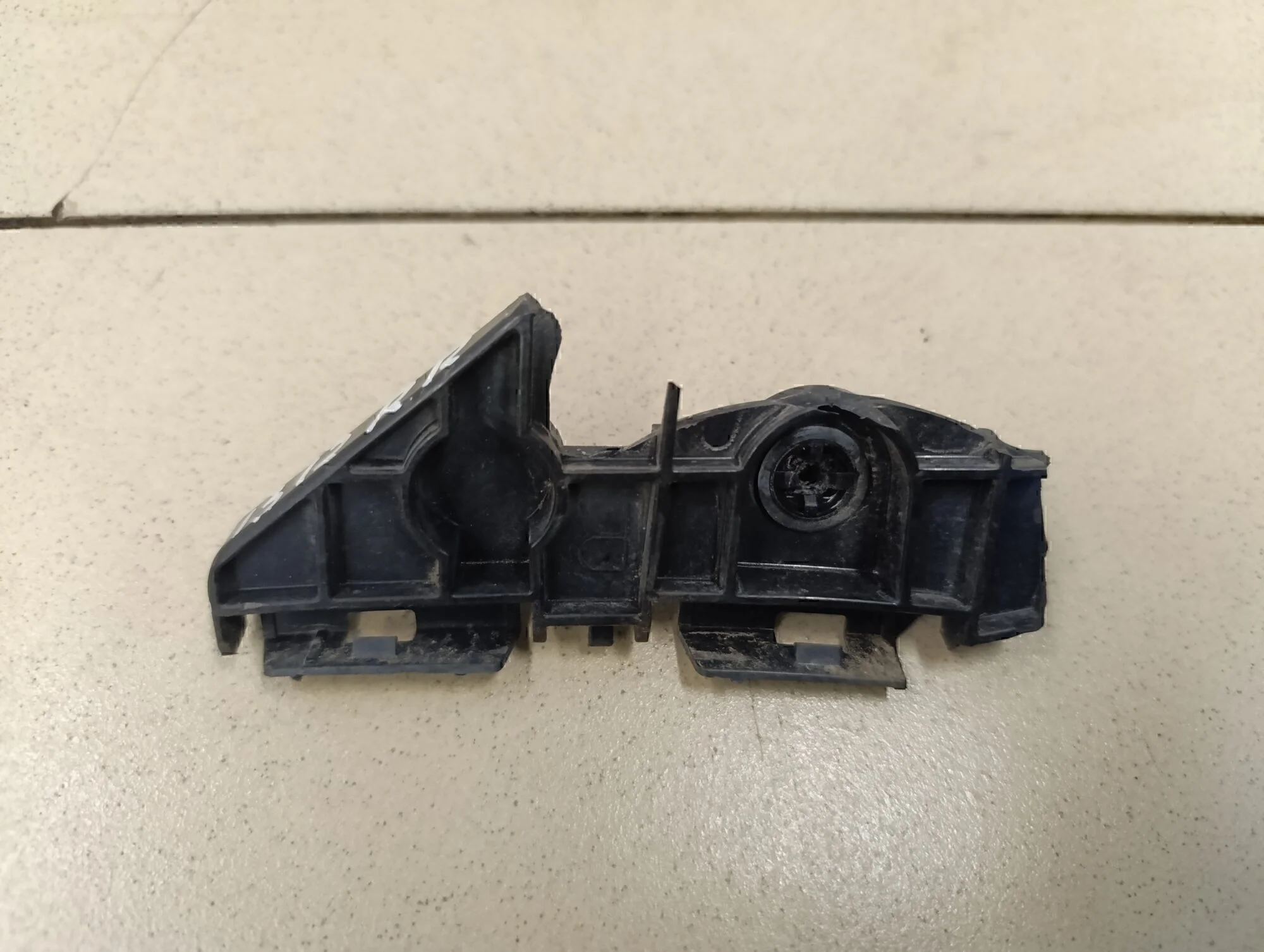 Кронштейн заднего бампера правый Corolla E15 2006-2013