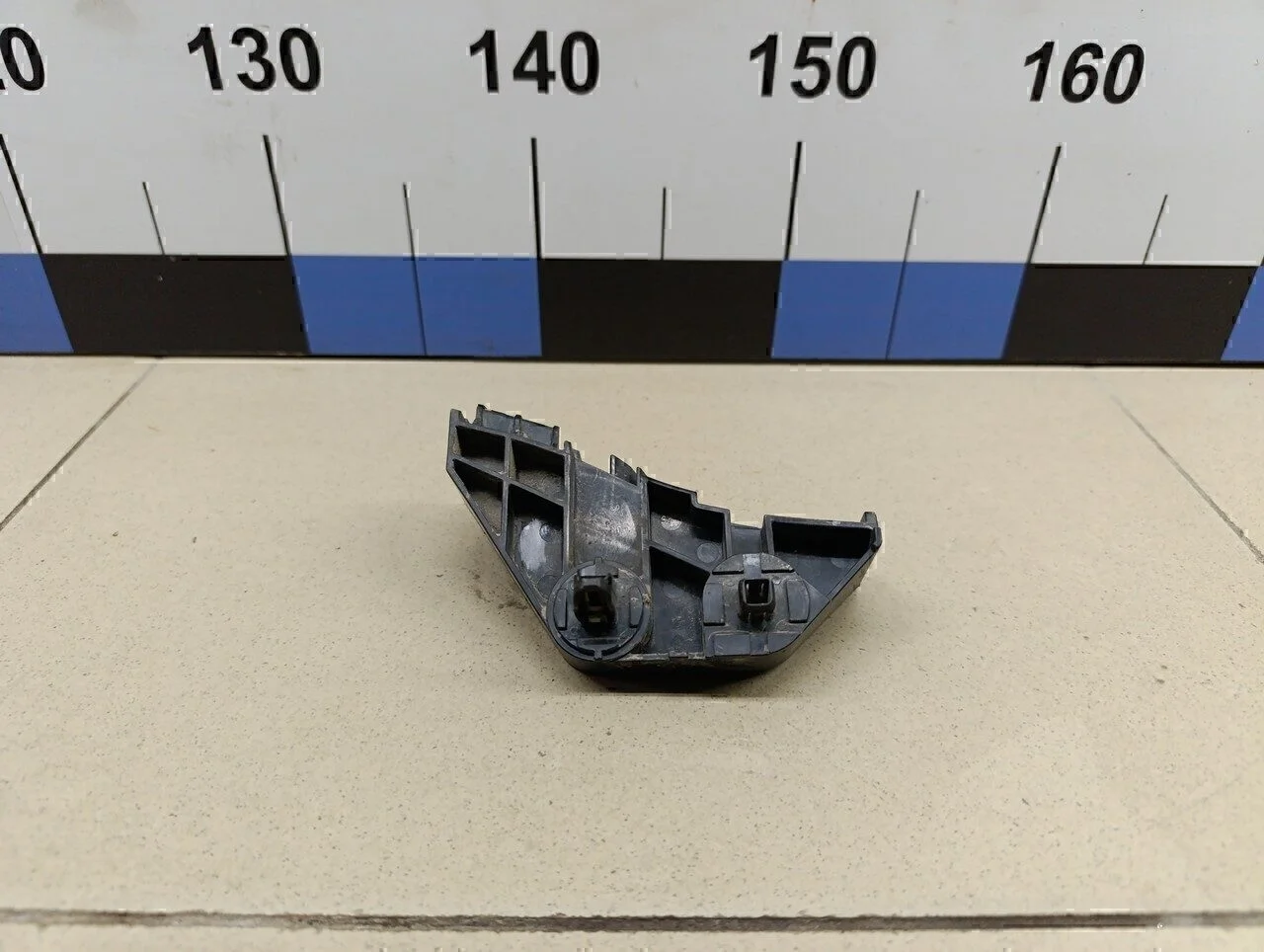 Кронштейн заднего бампера правый Corolla E15 2006-2013