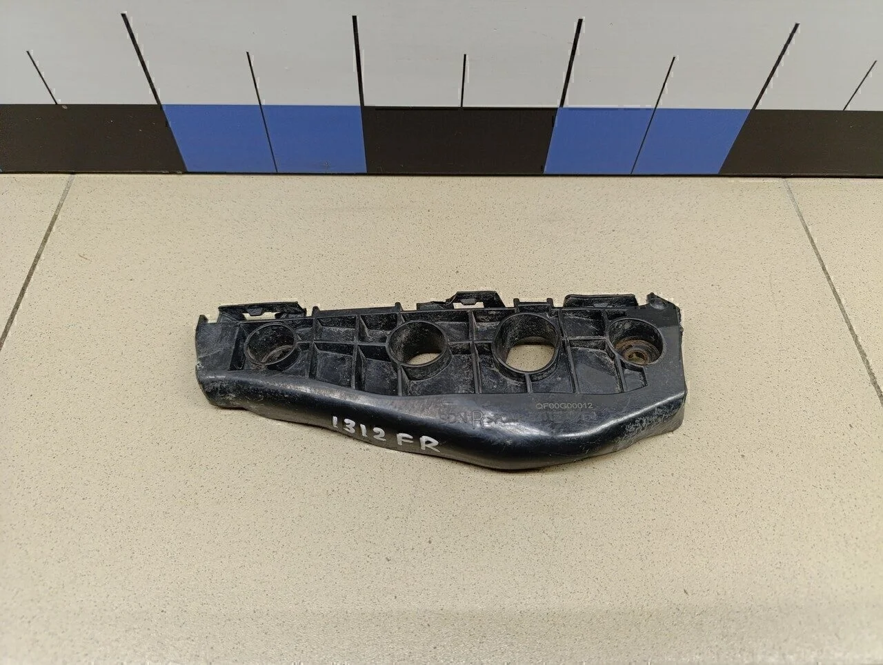 Направляющая переднего бампера правая Corolla E15 2006-2013