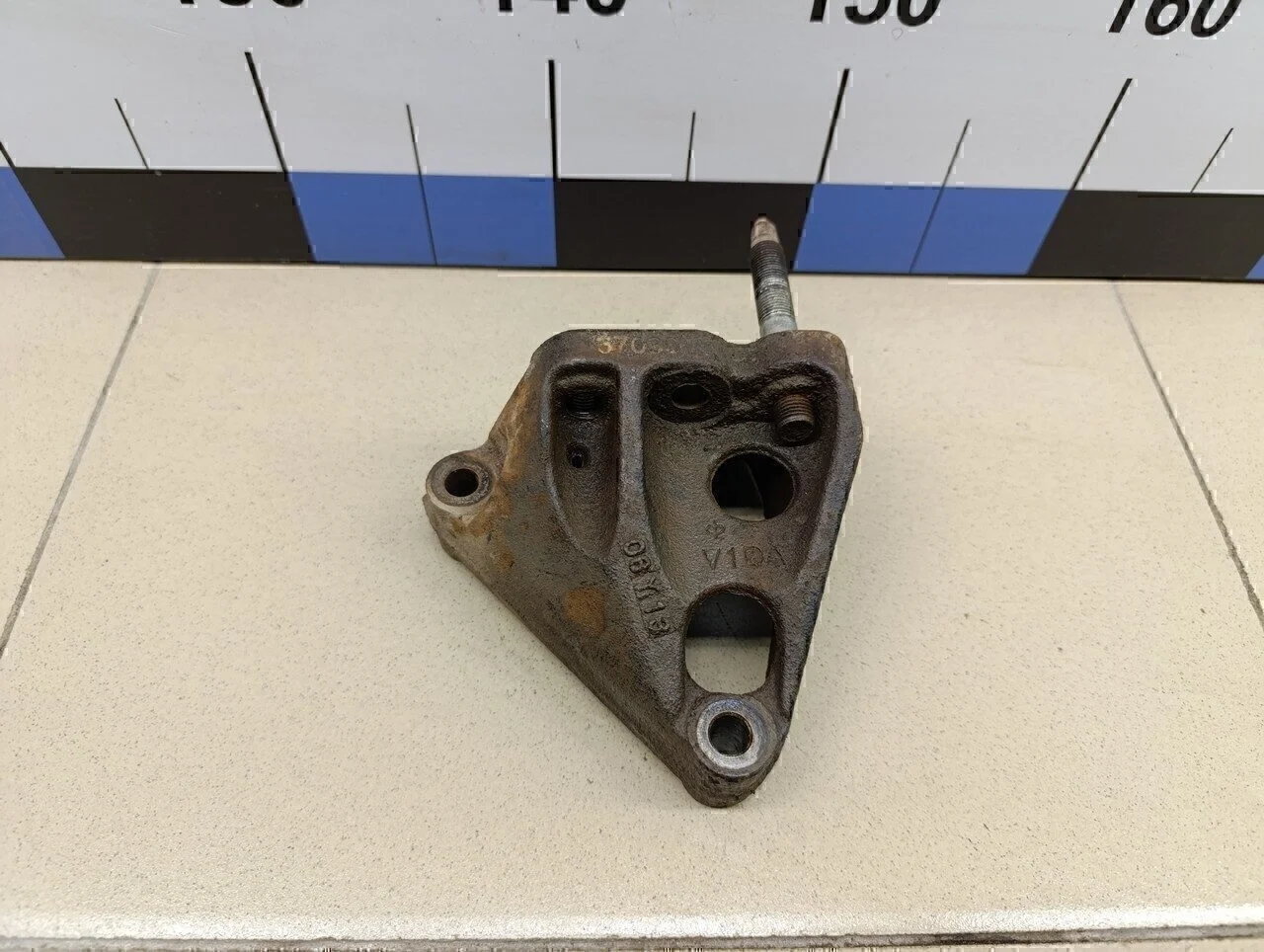 Кронштейн двигателя правый Corolla E15 2006-2013