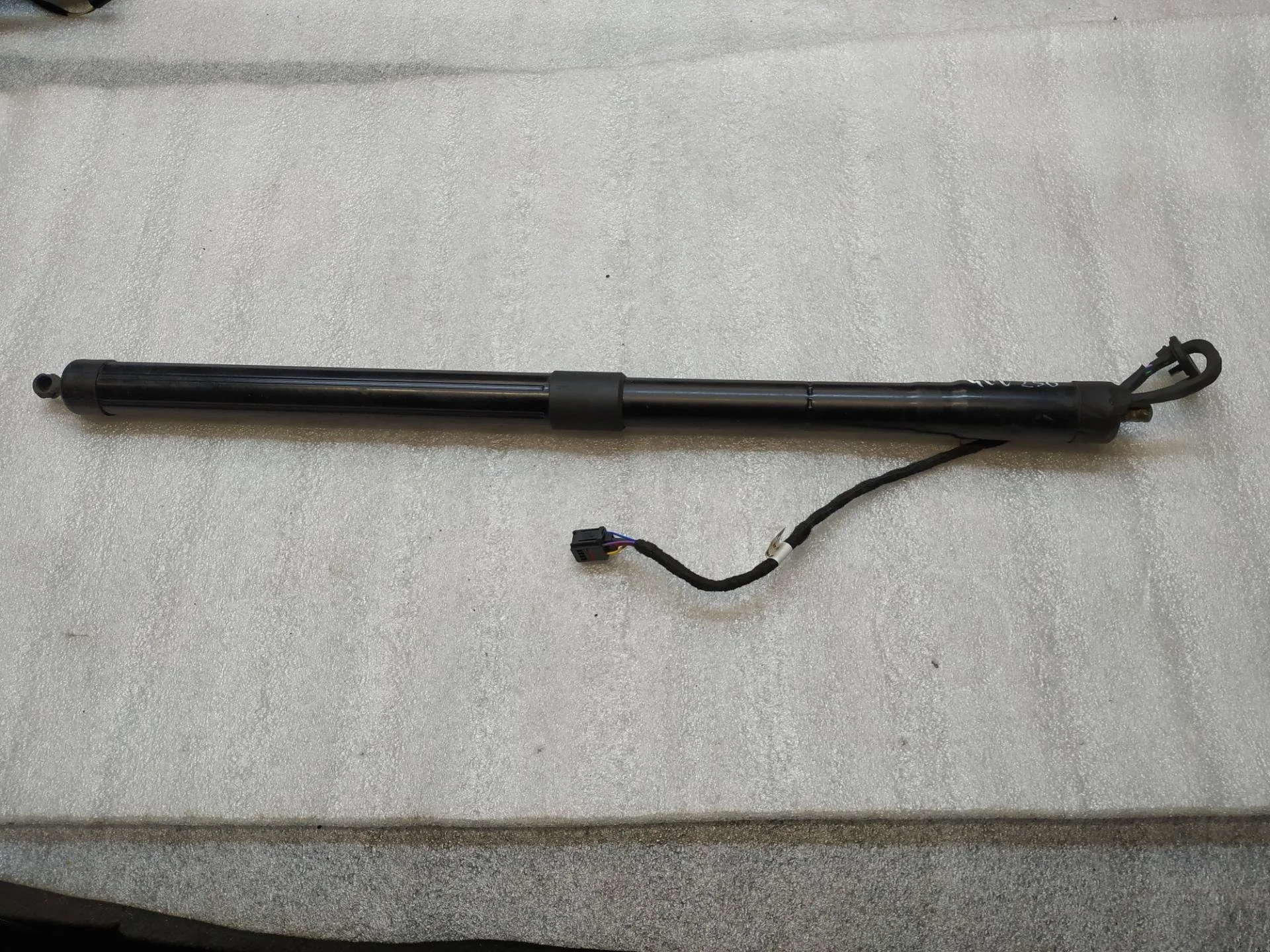 амортизатор крышки багажника Volkswagen Touareg 2 7P6 2012