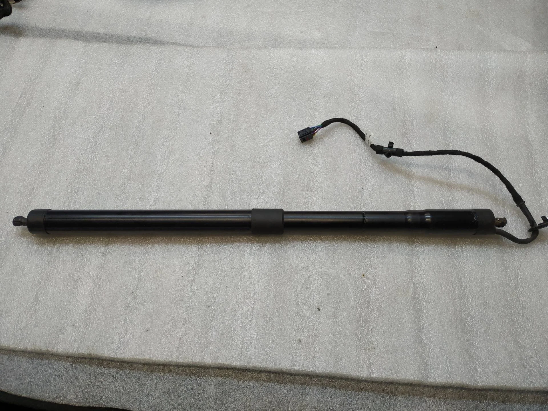 амортизатор крышки багажника Volkswagen Touareg 2 7P6 2012