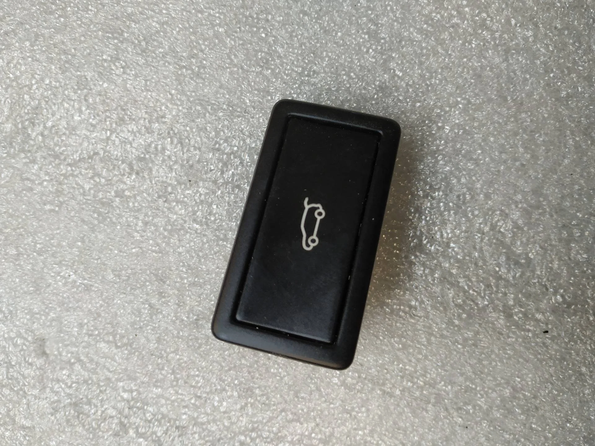 кнопка открытия багажника Volkswagen Touareg 2 7P6 2012