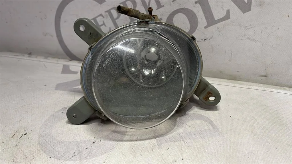 Противотуманная фара правая