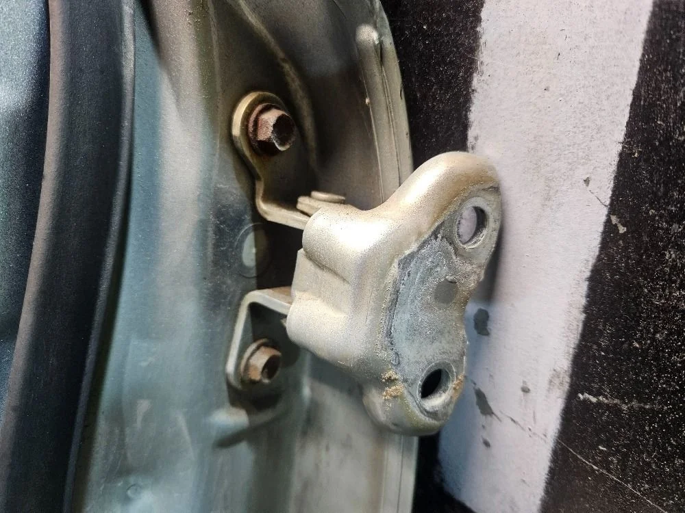 Петля заднее левая для Toyota Avensis T250 седан