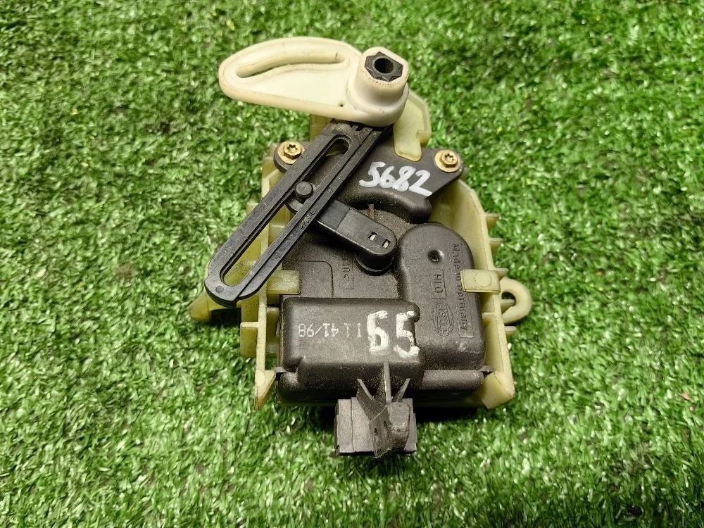 Моторчик заслонки отопителя VW Passat B5