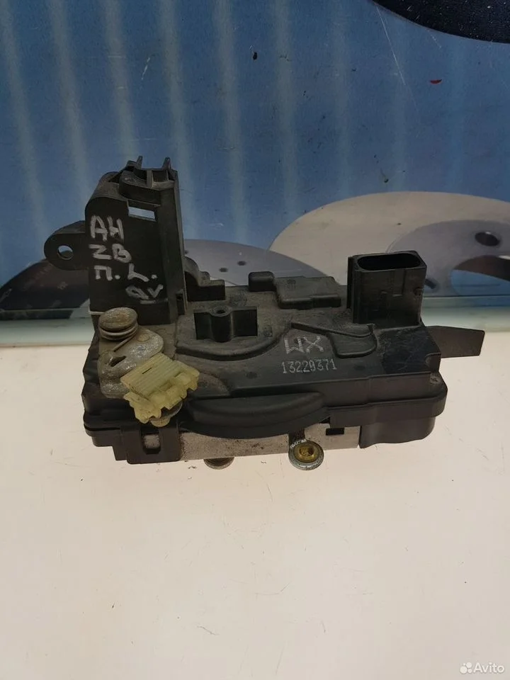 Замок двери передней левый opel zafira b astra h