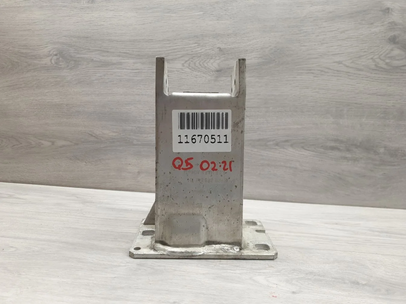 Кронштейн усилителя переднего бампера правый для Audi A4 B8 2007-2015