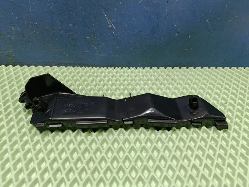 Кронштейн бампера Toyota Avensis 2008 TYL3235312R T250, передний левый