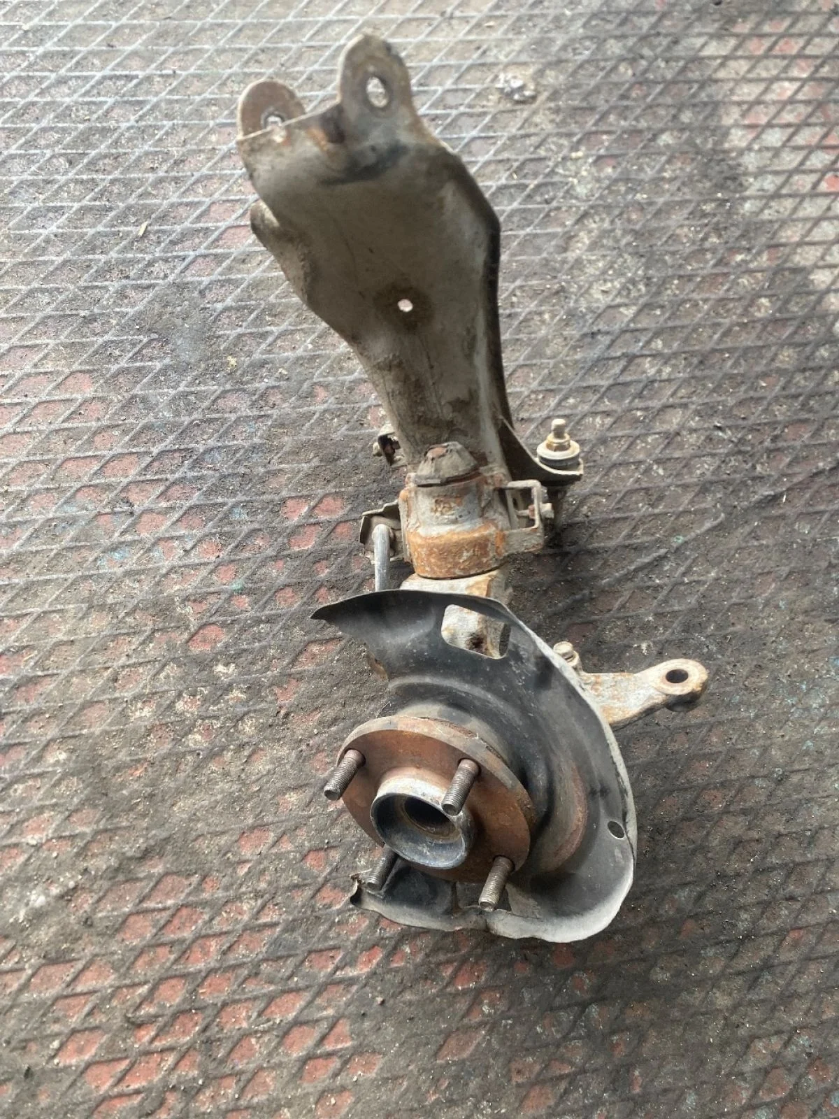 Кулак поворотный передний левый Nissan Primera P11 (1995—2000)