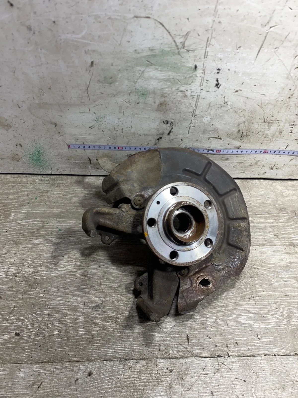 Кулак поворотный передний левый Skoda Fabia II рестайлинг (2010—2014)