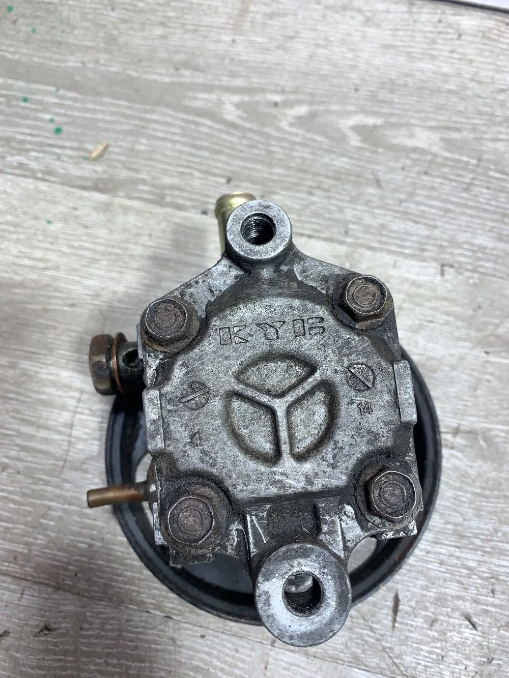 Насос гидроусилителя Mitsubishi Dingo I (1998—2001)