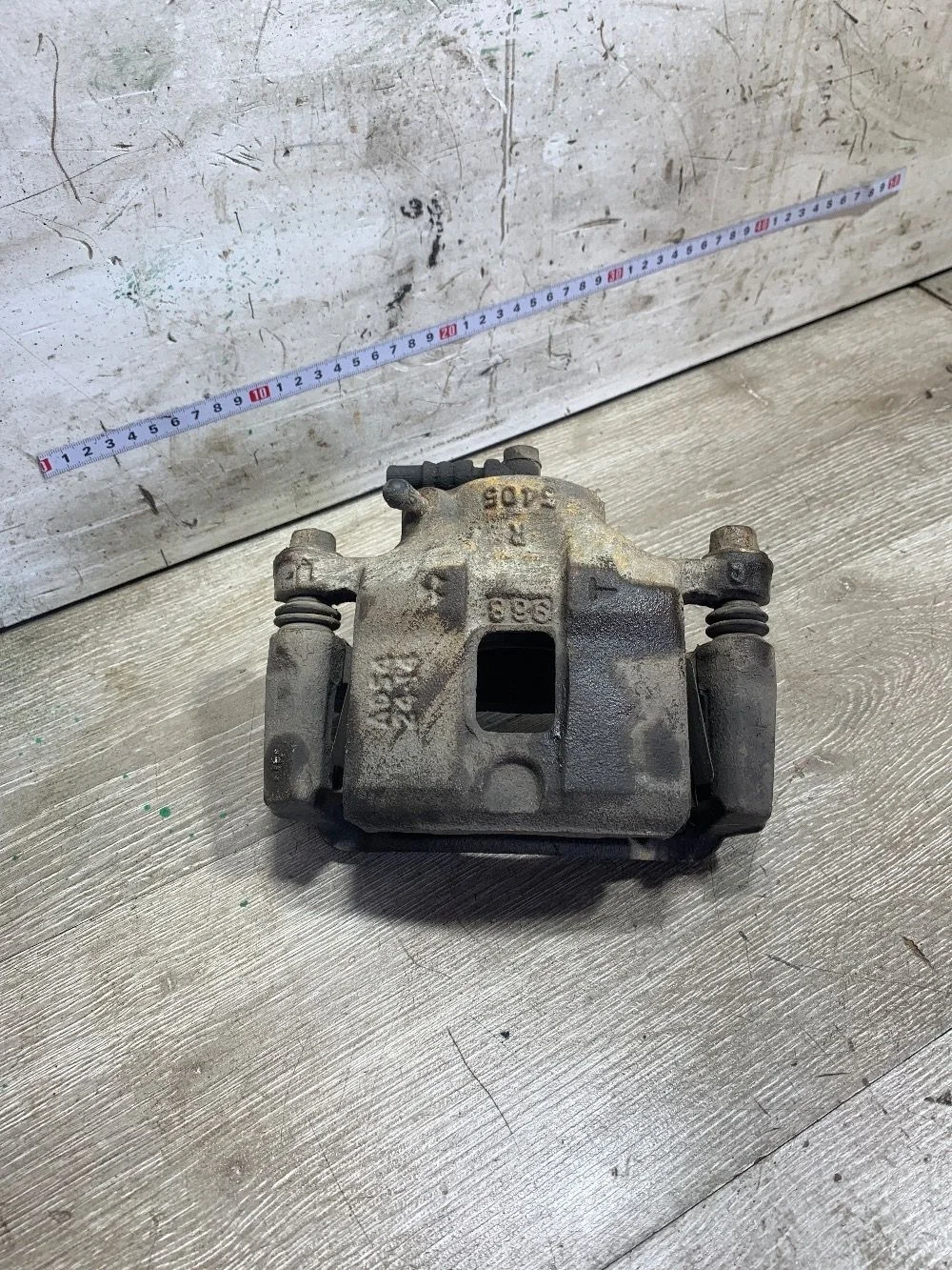 Суппорт тормозной передний правый Mitsubishi Dingo I (1998—2001)