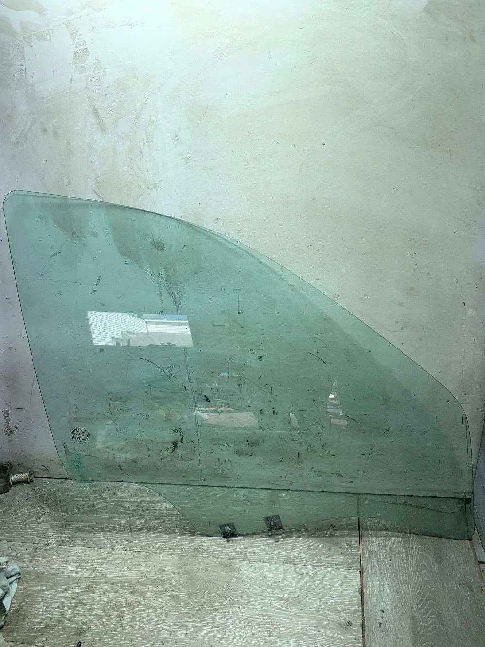 Стекло двери передней правой Renault Logan I (2004—2009)