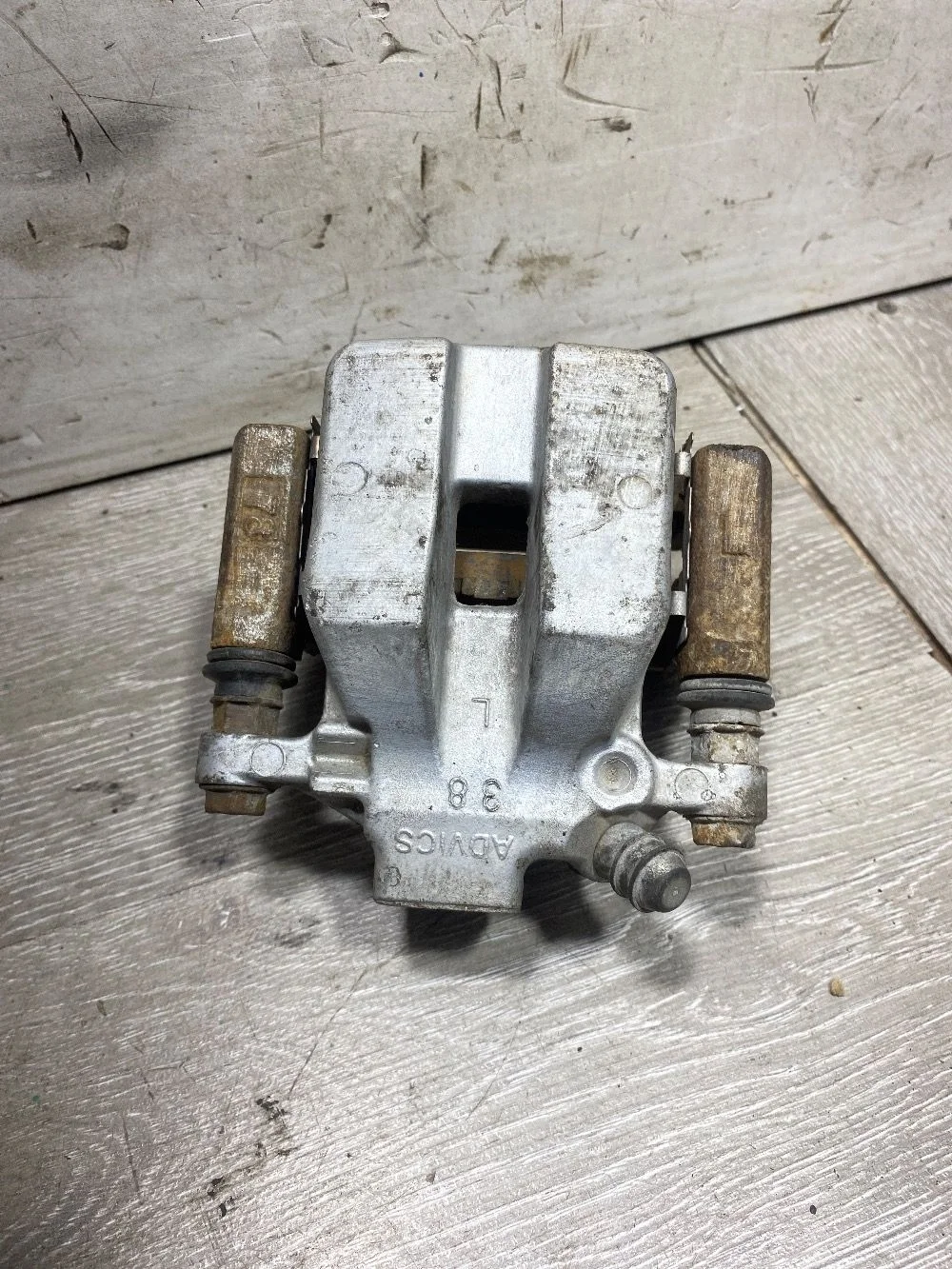 Суппорт тормозной задний левый Toyota Camry XV40 (2006—2009)