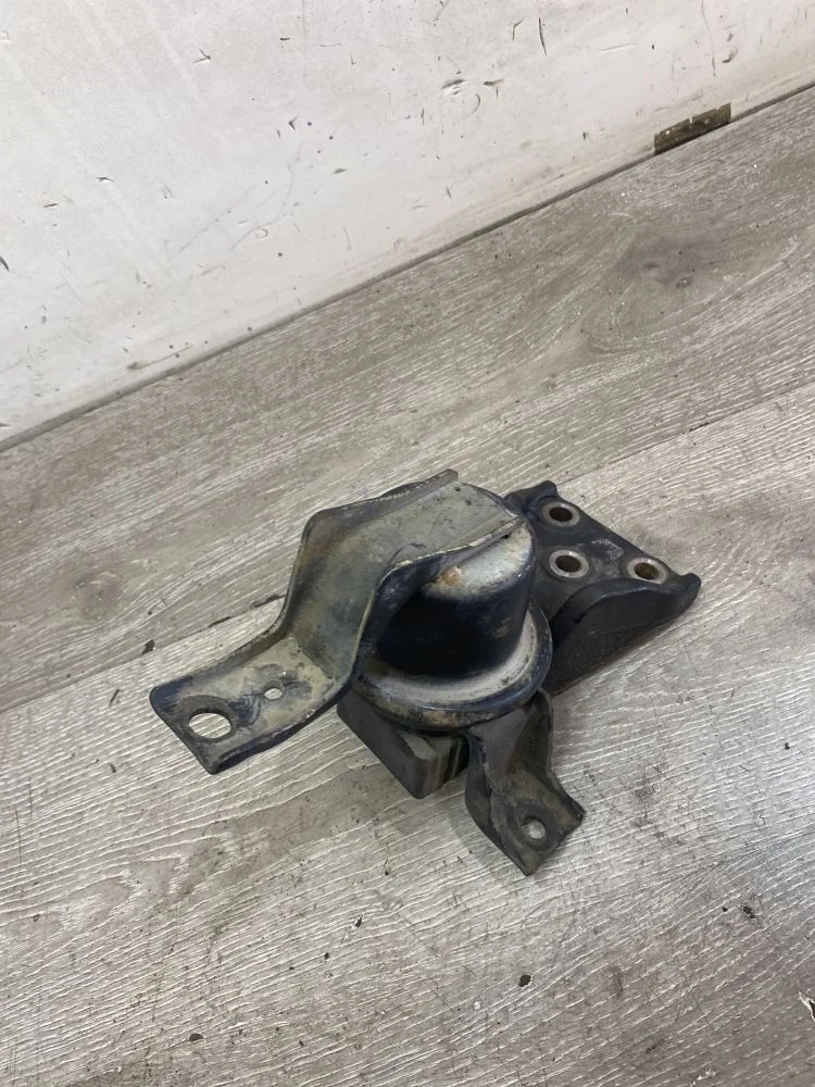 Подушка двигателя Mitsubishi Lancer Cedia IX (2000—2004)