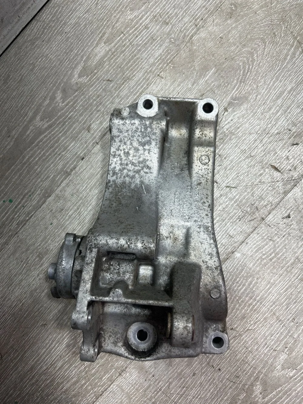 Кронштейн генератора Volkswagen Lupo I (1998—2005)