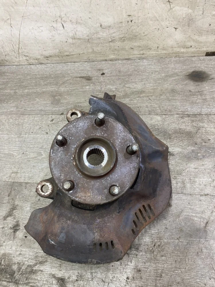 Кулак поворотный передний левый Toyota Corolla X (2006—2010)