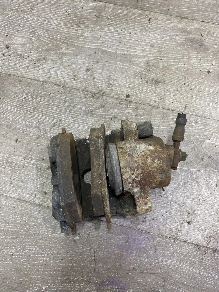 Суппорт тормозной передний левый SEAT Toledo III (2004—2009)