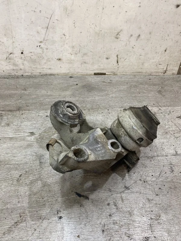 Кронштейн двигателя правый Audi A6 C5 рестайлинг (2001—2004)