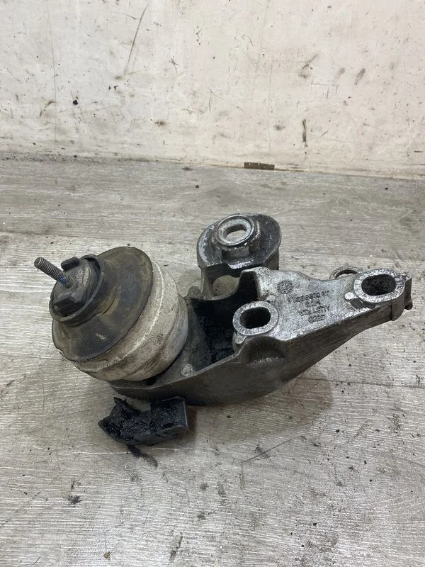 Кронштейн двигателя левый Audi A6 C5 рестайлинг (2001—2004)