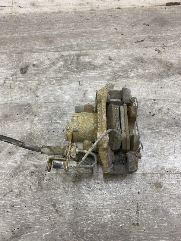 Суппорт тормозной передний правый Volkswagen Passat B5 рестайлинг (2000—2005)