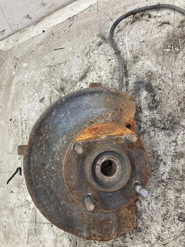 Кулак поворотный передний правый Mitsubishi Lancer IX рестайлинг (2005—2010)