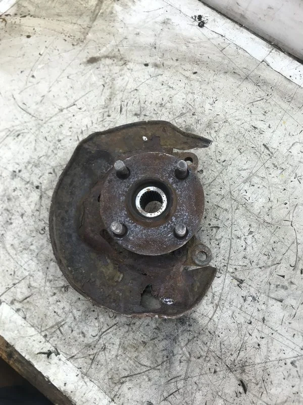 Кулак поворотный передний правый Toyota Corolla Fielder IX рестайлинг (2003—2007)