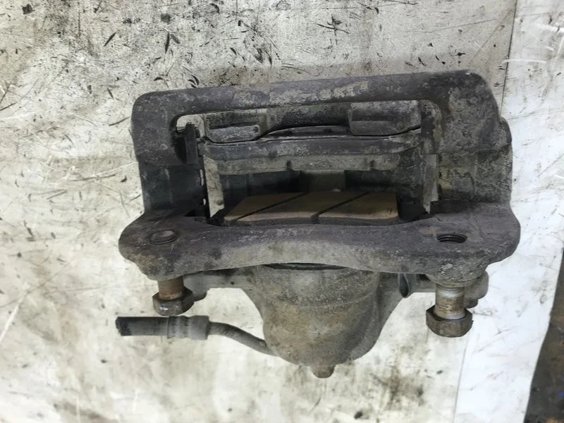 Суппорт тормозной передний правый Kia Rio III (2011—2015)