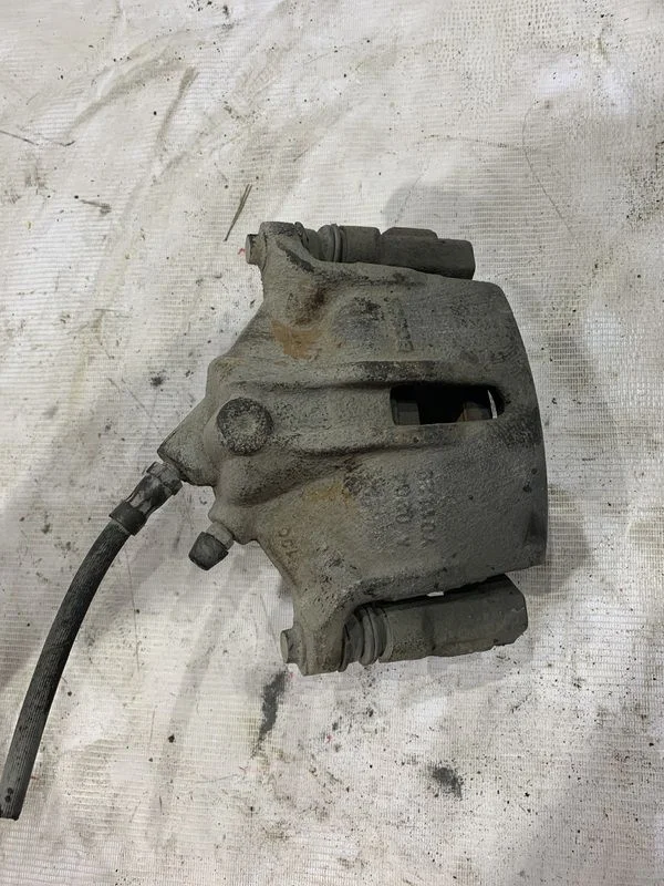 Суппорт тормозной передний правый Ford Mondeo III рестайлинг (2003—2007)