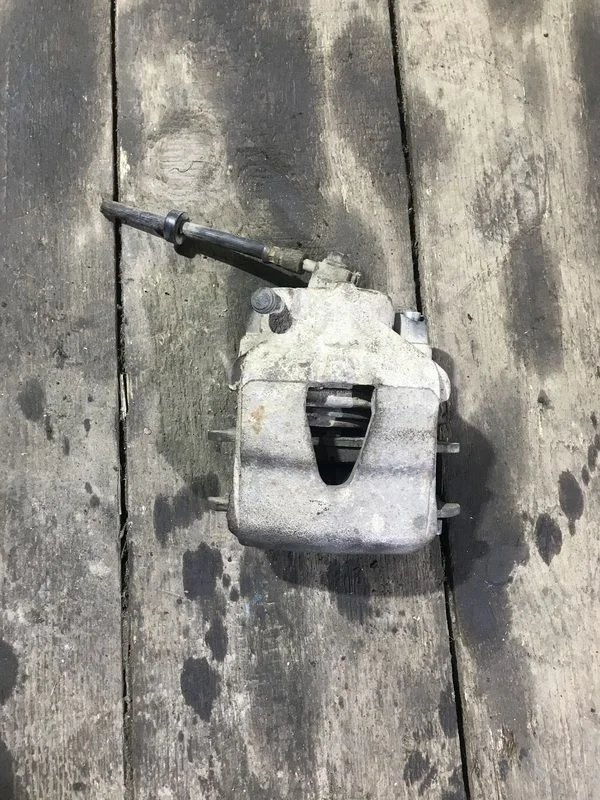 Суппорт тормозной передний правый Skoda Octavia I (1996—2000)