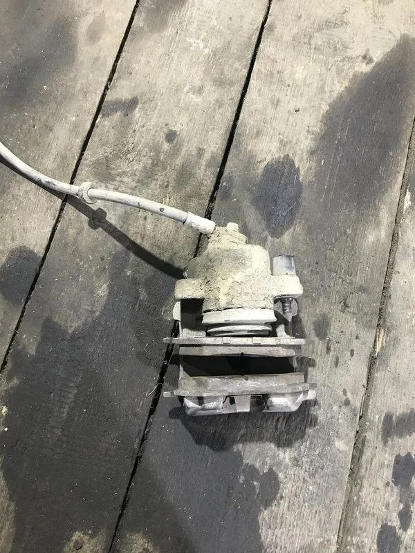 Суппорт тормозной передний левый Skoda Octavia I (1996—2000)