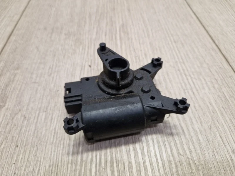 Моторчик заслонки отопителя VW Touareg 2003-2010 7L