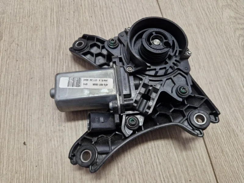 Моторчик доводчика двери VW Touareg 3 2019- CR7