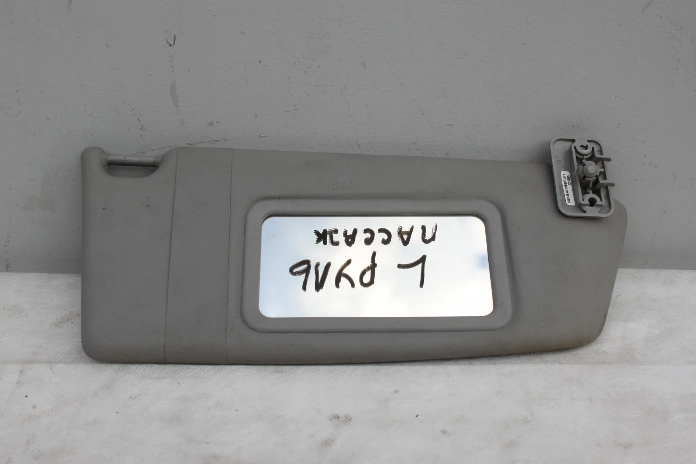 Козырек без подсветки правый Опель Астра Н