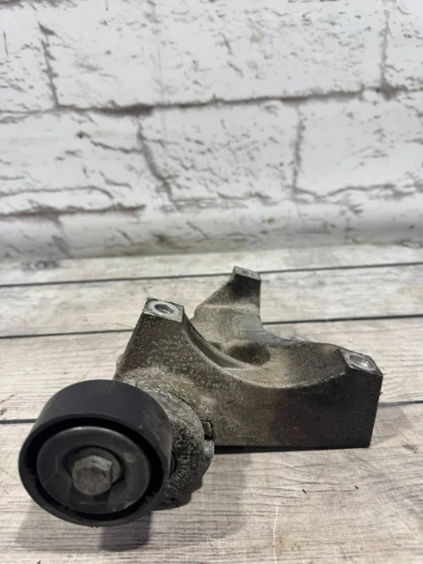 Кронштейн компрессора кондиционера Skoda Fabia 2 2010