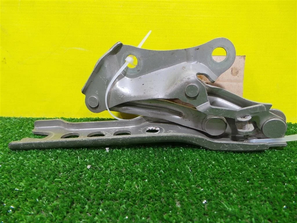 Петля капота левая  Skoda  Superb 2008 3T0823301B 2808