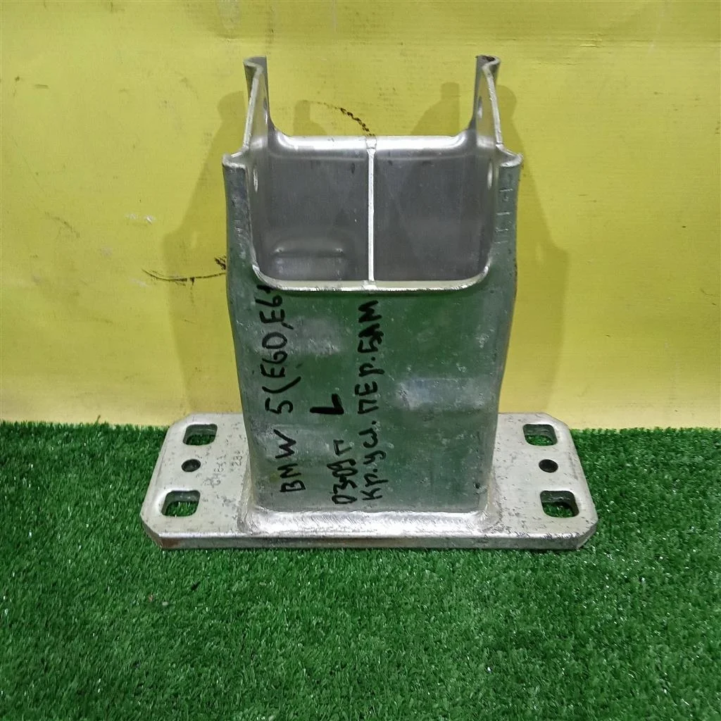 Кронштейн усилителя переднего бампера  BMW 5 E60/E61 2003 51117896611 5200