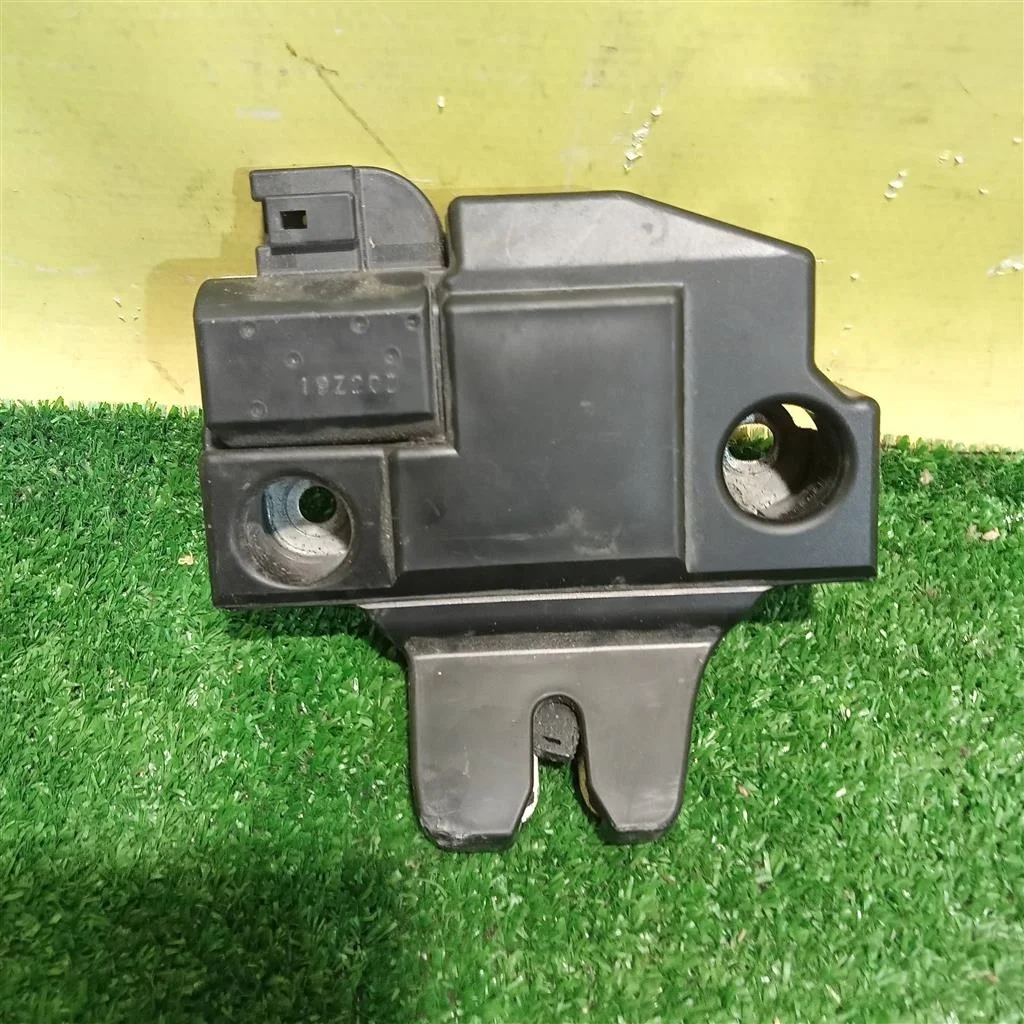 Замок багажника  Toyota Camry V50 2011 6460033160 8668