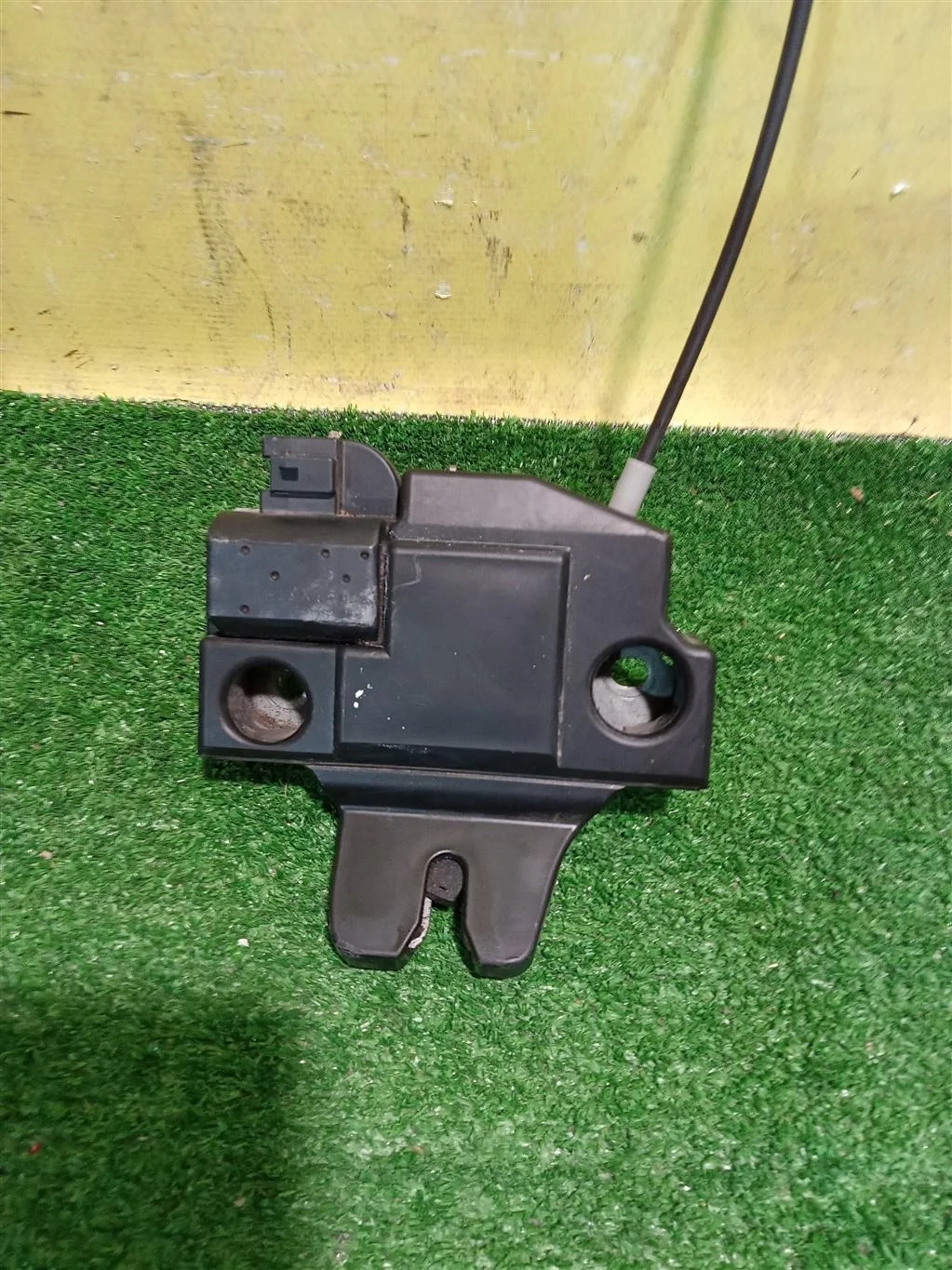 Замок багажника  Toyota Camry V70 2017 6460033150 15029