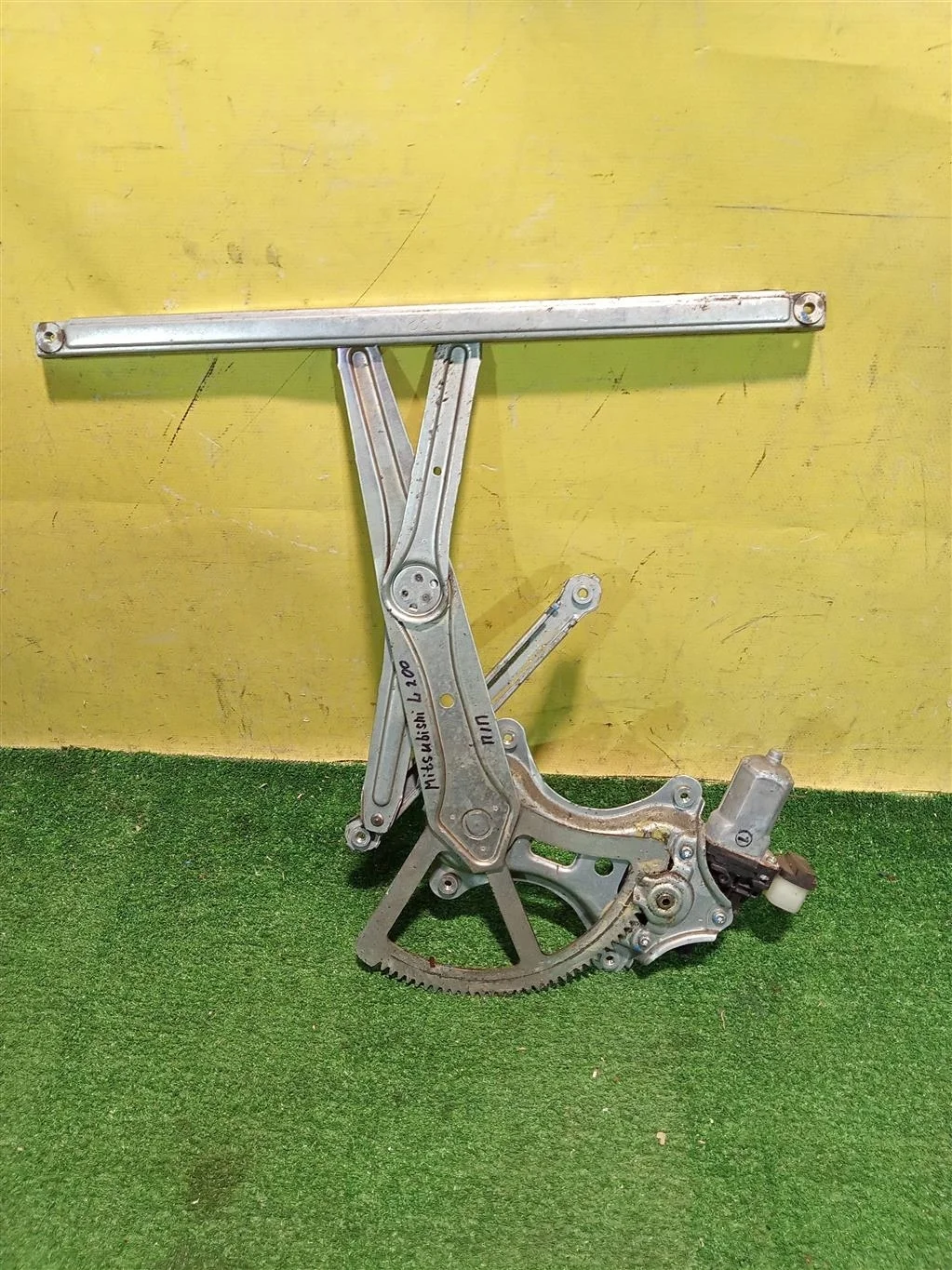 Стеклоподъемник электр. передний правый  Mitsubishi L200 (KB) 2006 MN182366 15651