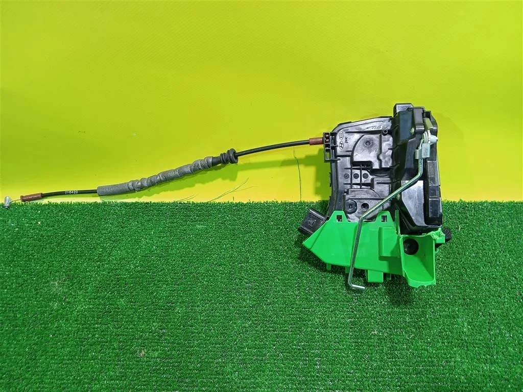 Замок двери передней правой  Kia Sorento MQ4  2020 81320P2010 21495