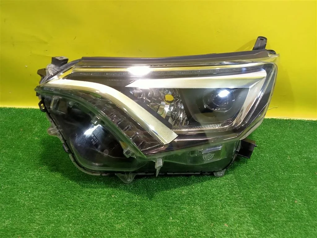 Фара левая  Toyota RAV4 2015 8118542680 22154