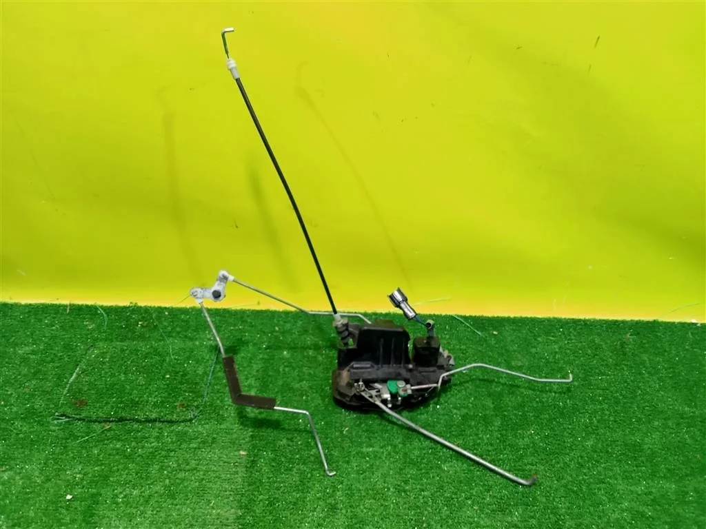 Замок двери передней правой  Kia Sorento 2002 813203E000 22940