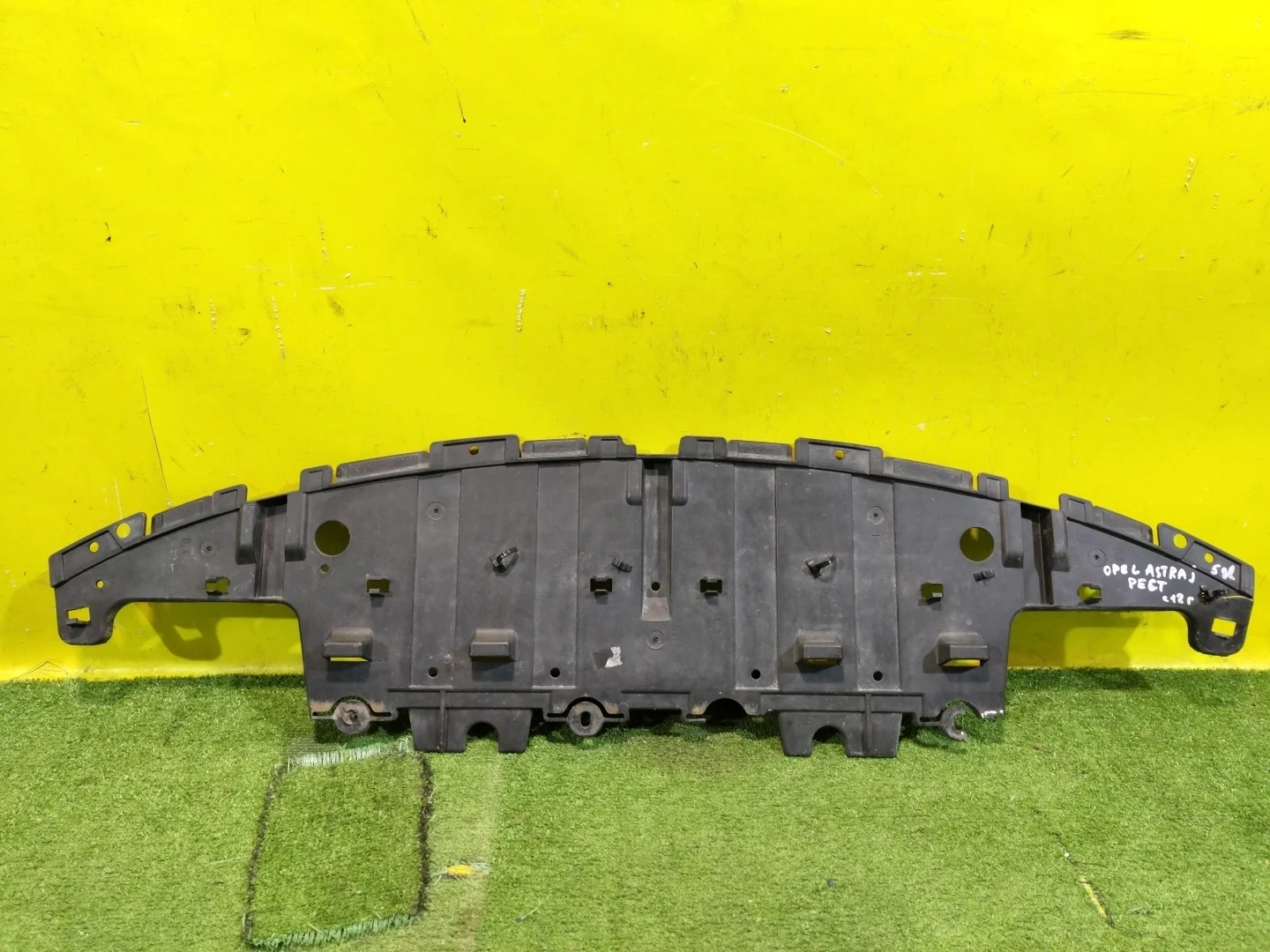 Пыльник переднего бампера  Opel Astra J 2012 13368661 28481