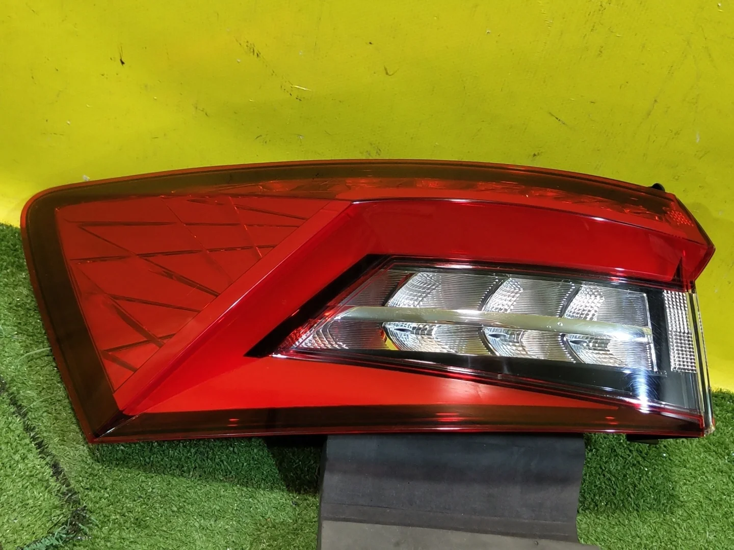 Фонарь задний наружный левый  Skoda  Kodiaq 2016  565945207A 28521