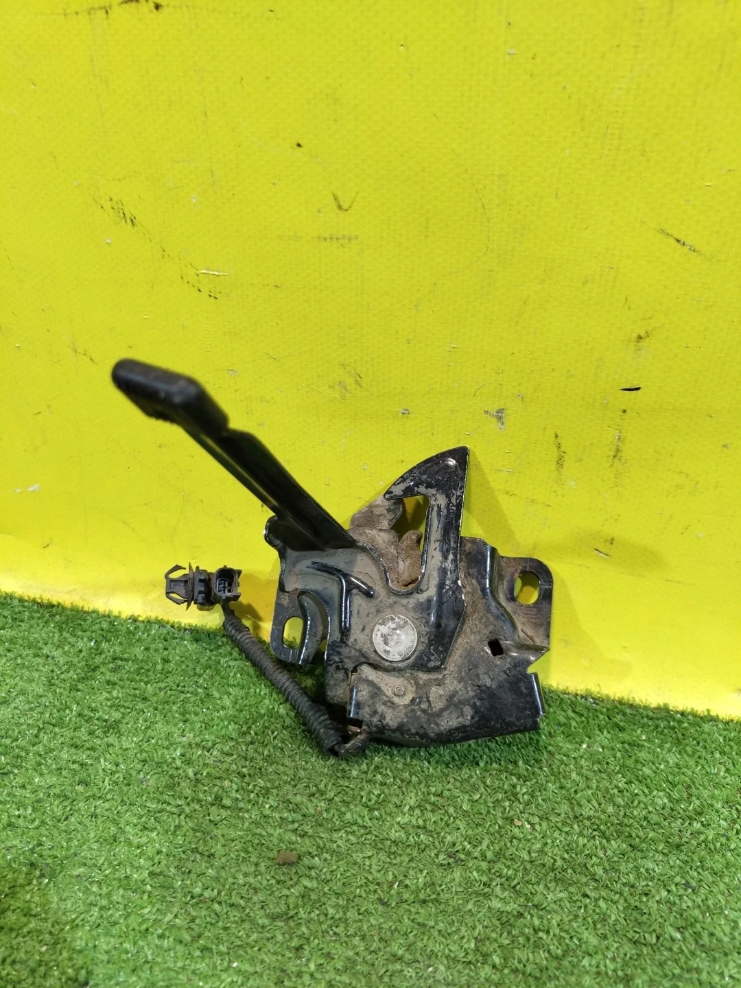 Замок капота  Honda Civic 4D 2006 74120SNBE11 29049