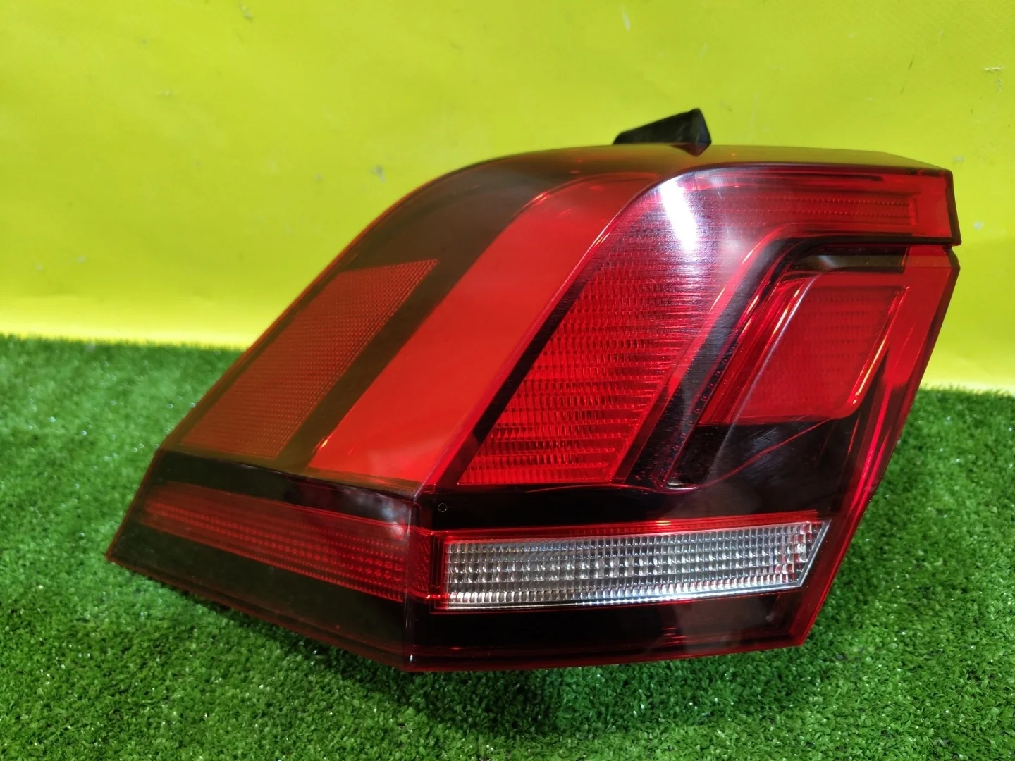 Фонарь задний наружный левый  Volkswagen  Tiguan Mk2 2016 5NA945095D 30782