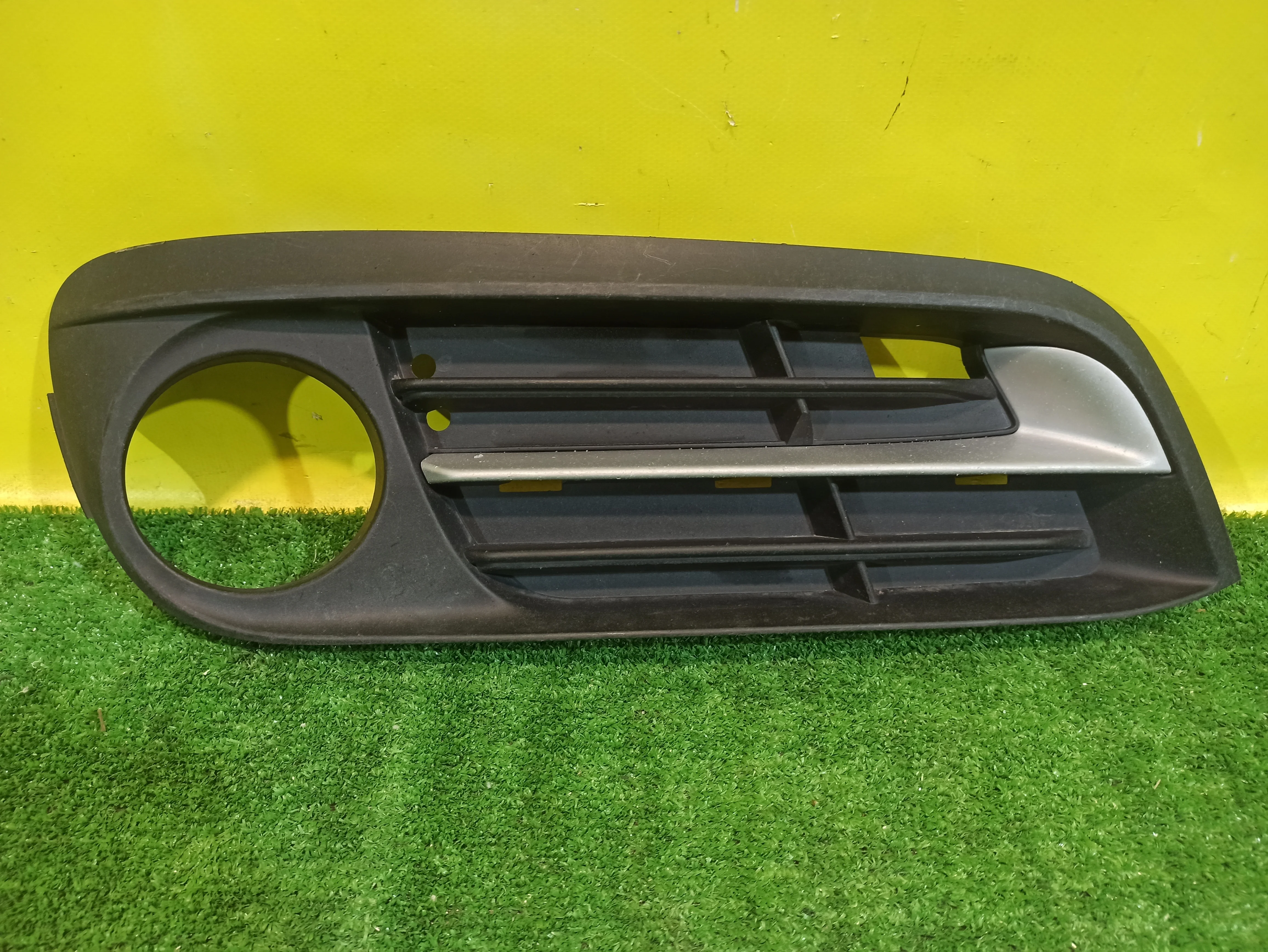 Решетка в бампер правая  BMW 5 F10/F11 2013 51117342412 32307